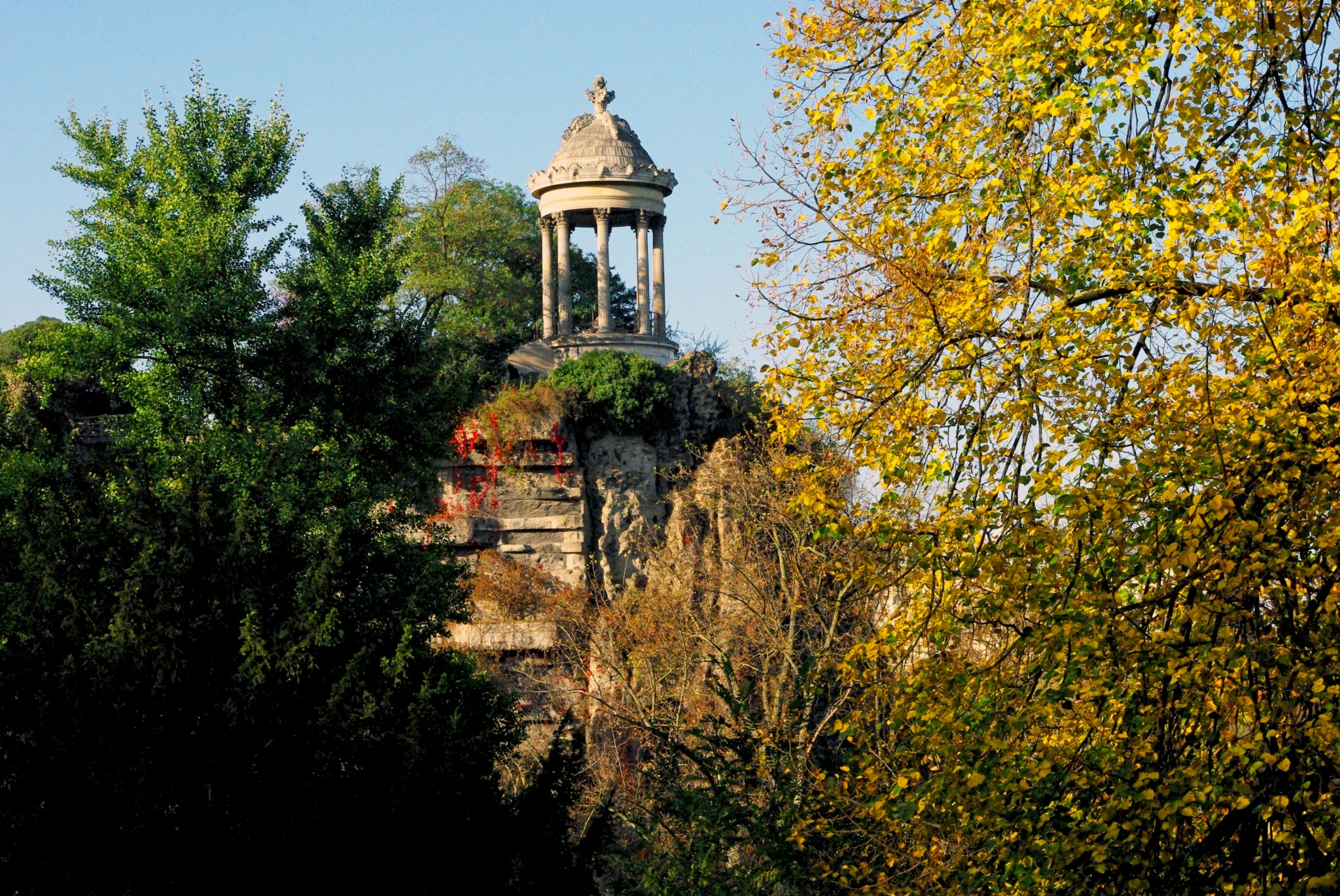 Gloriette in Buttes Chaumont Paris © French Moments