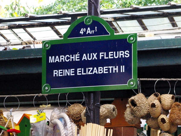 Queen Elizabeth II in France - Flower Market © French Moments