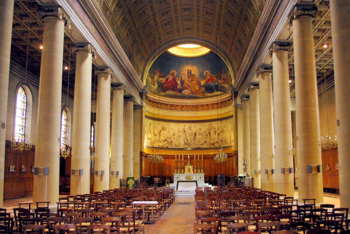 The nave of Saint Denys du Sacrement Church, Paris © French Moments