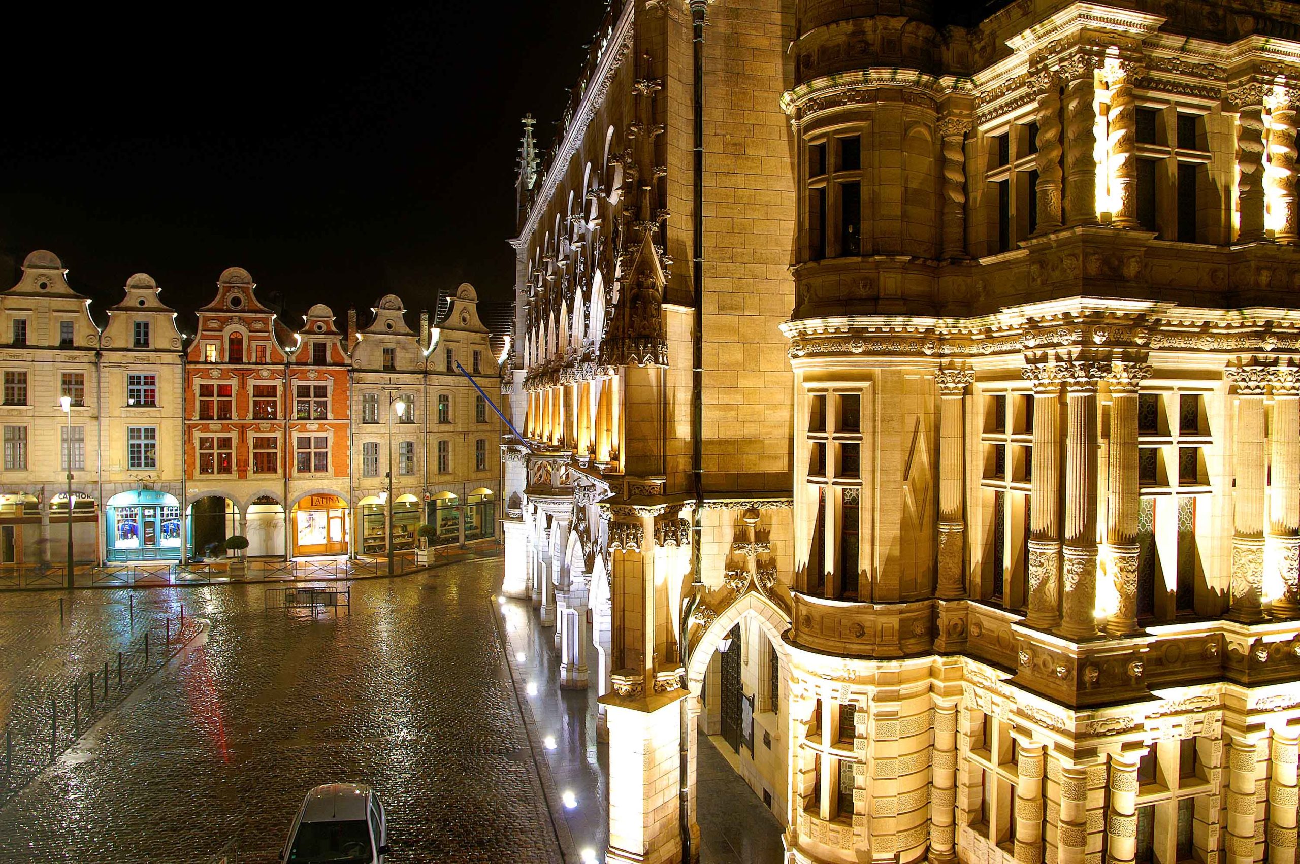Arras by night © Regardphoto - licence [CC BY-SA 4.0] from Wikimedia Commons