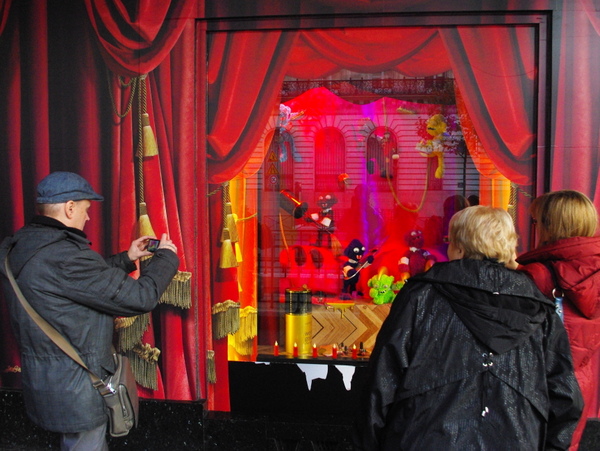 Christmas Windows of Galeries Lafayette © French Moments
