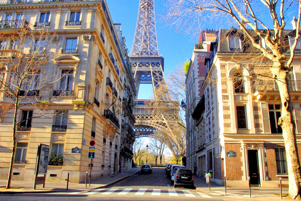 A walk from the Eiffel Tower to the Louvre Paris French Moments