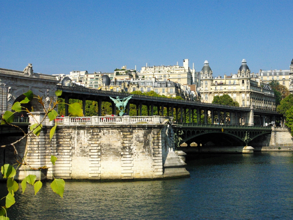 Pont de Bir-Hakeim, Paris | French Moments