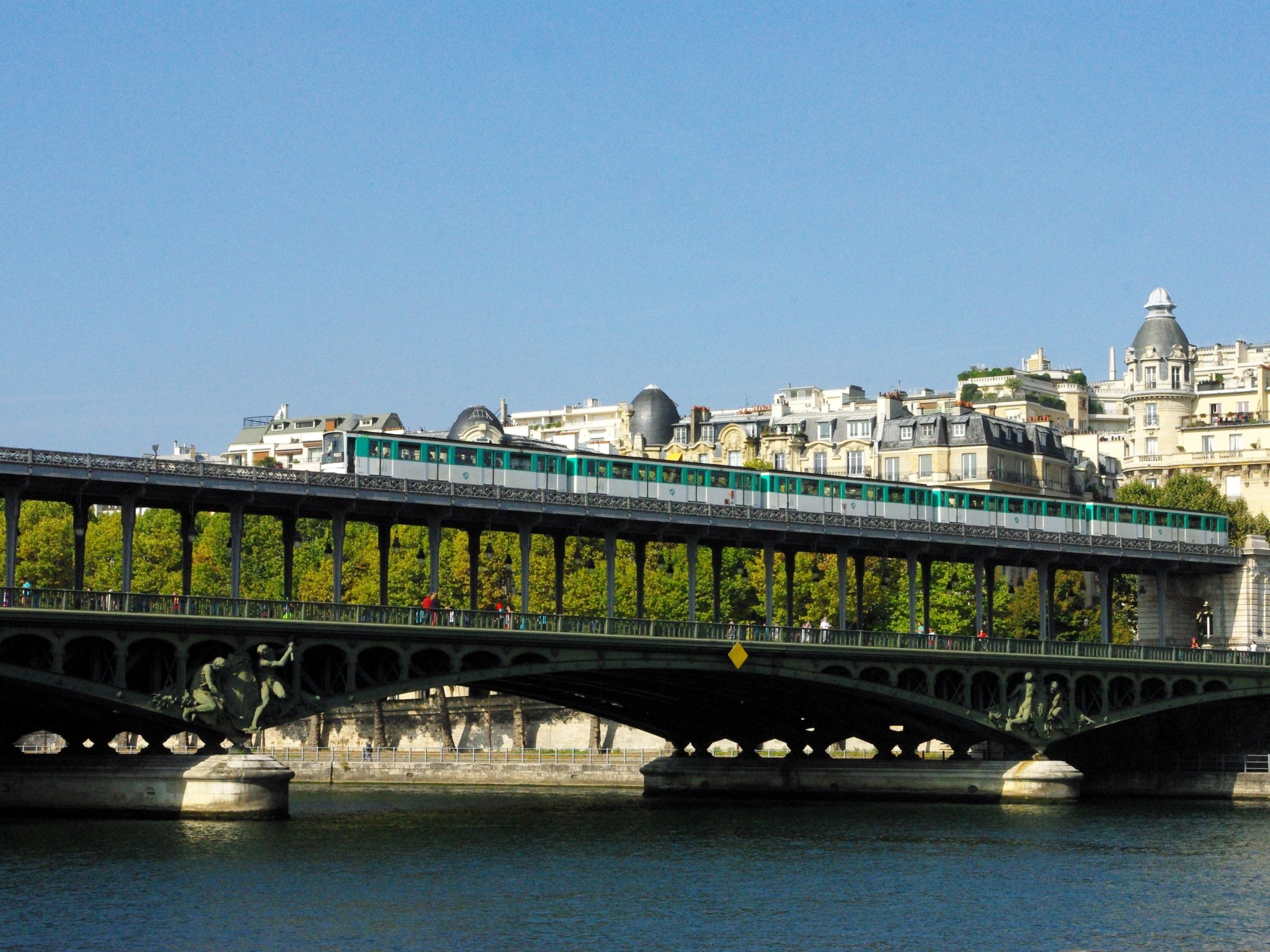 Line 6 of the Paris métro © French Moments