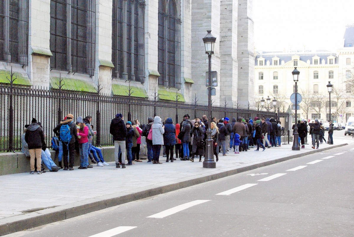 The long queue to the towers of Notre-Dame © French Moments