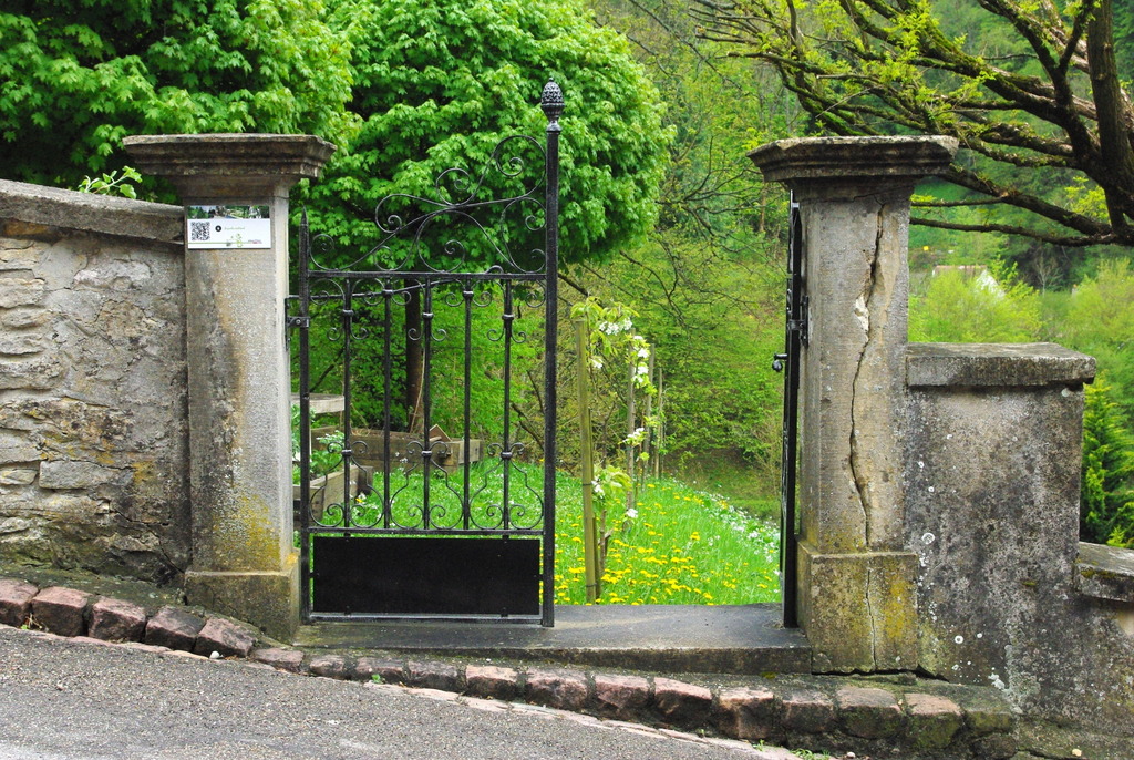 The entrance to the medieval garden © French Moments