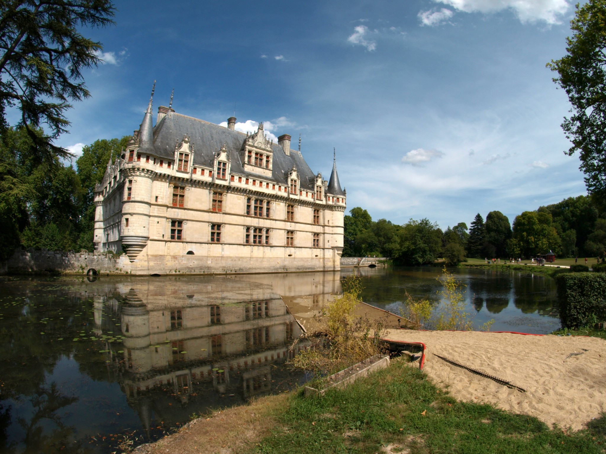 Chateaux of the Loire - Azay-le-Rideau © Aubry Françon - licence [CC BY-SA 3.0] from Wikimedia Commons