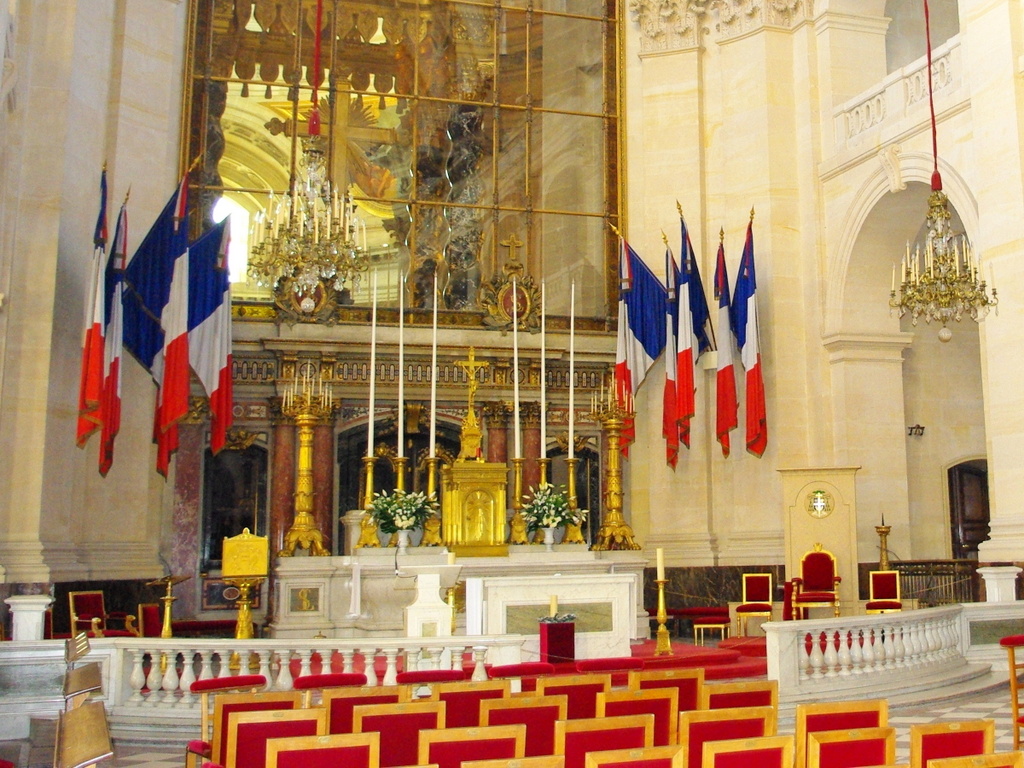 French flag inside Church of Les Invalides © French Moments