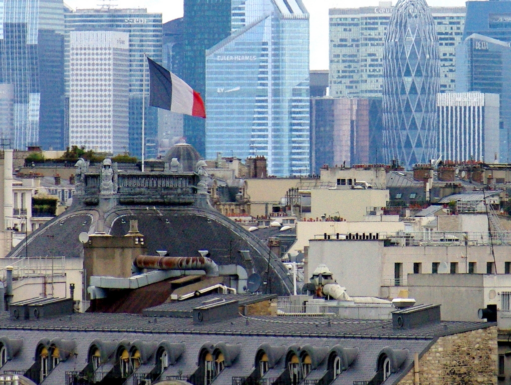 French flag with La Défense in the background © French Moments