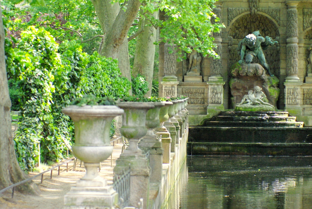 Romantic places in Paris: Luxembourg Garden in Spring © French Moments