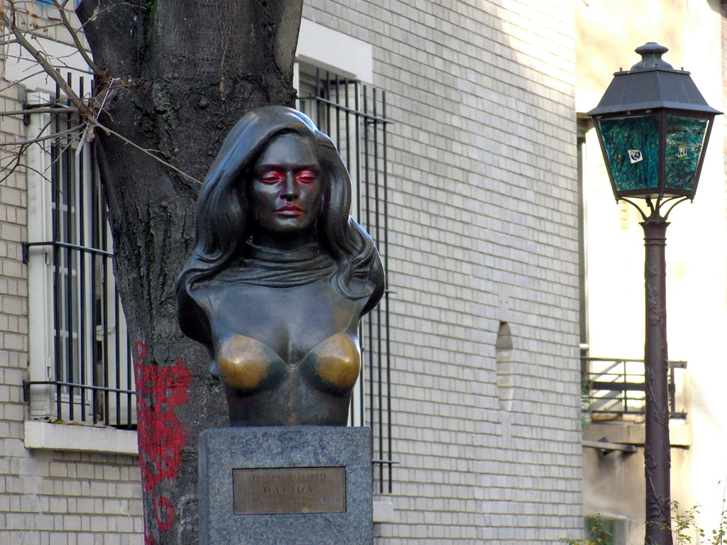 The bronze bust of Dalida in Montmartre © French Moments