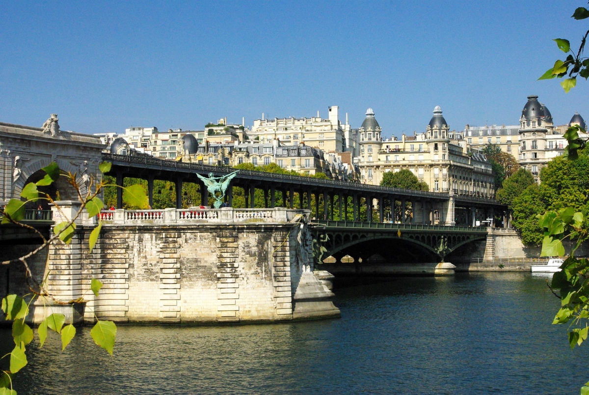 Pont Bir Hakeim Paris © French Moments