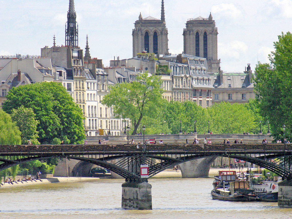 Romantic places in Paris: Pont des Arts and Notre-Dame © French Moments