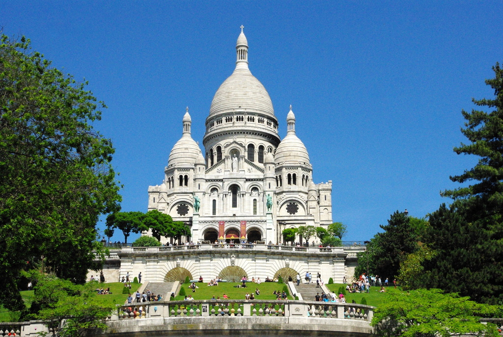 Forecourt of Sacré-Cœur copyright French Moments