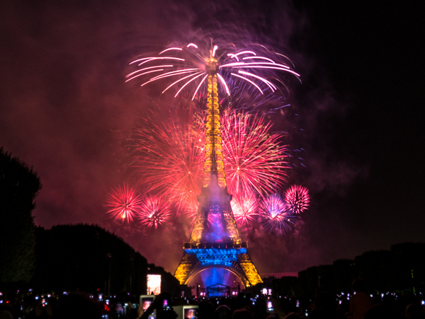Fireworks © Yann Caradec - licence [CC BY-SA 2.0] from Wikimedia Commons