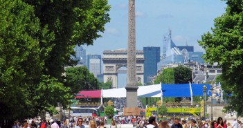 Preparing for Bastille Day in Paris Axe Historique drapeau français © French Moments