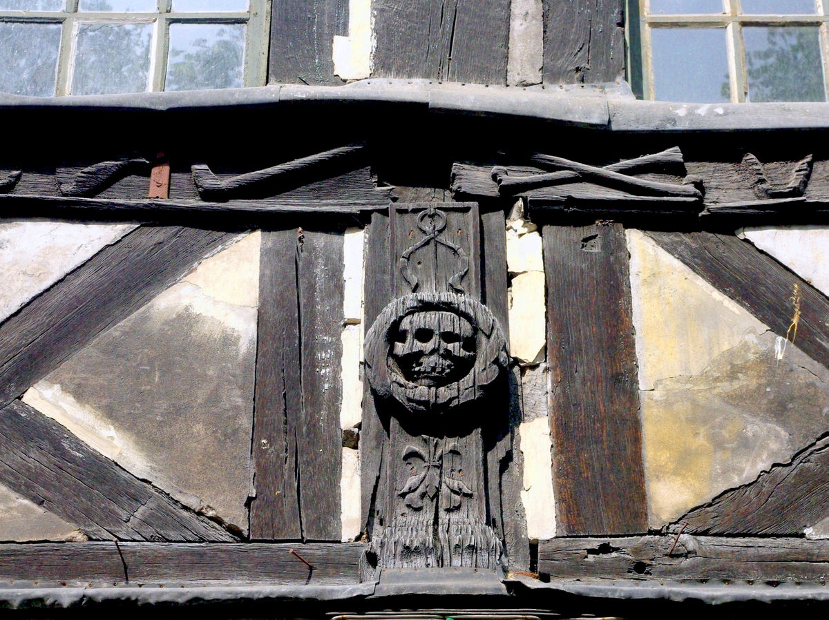 Skull and bones, Aître Saint-Maclou, Rouen © French Moments