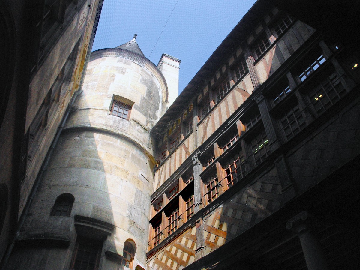 The inner courtyard of the House of the Exchequer in Rouen © French Moments