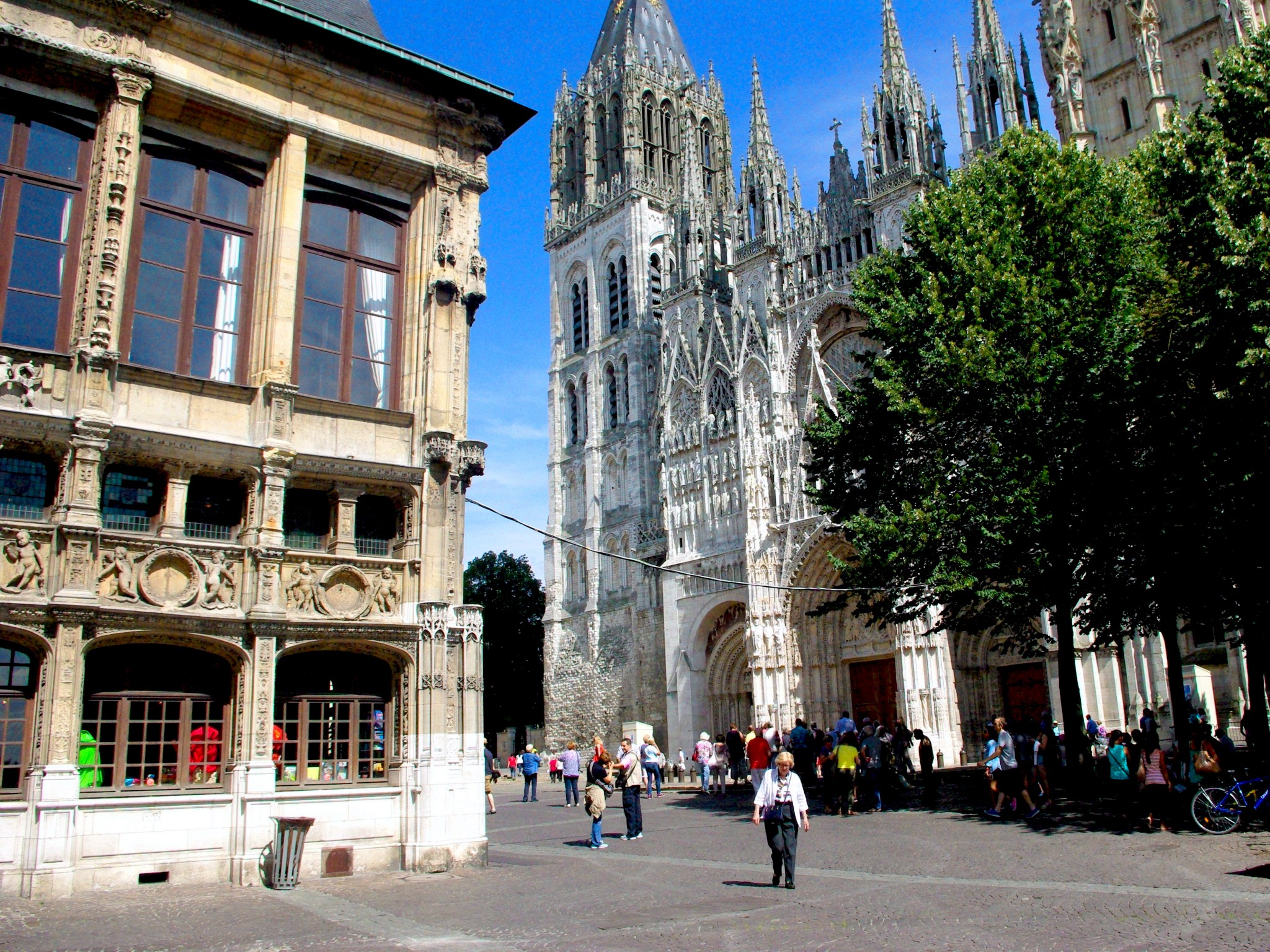 Place de la Cathedrale, Rouen © French Moments