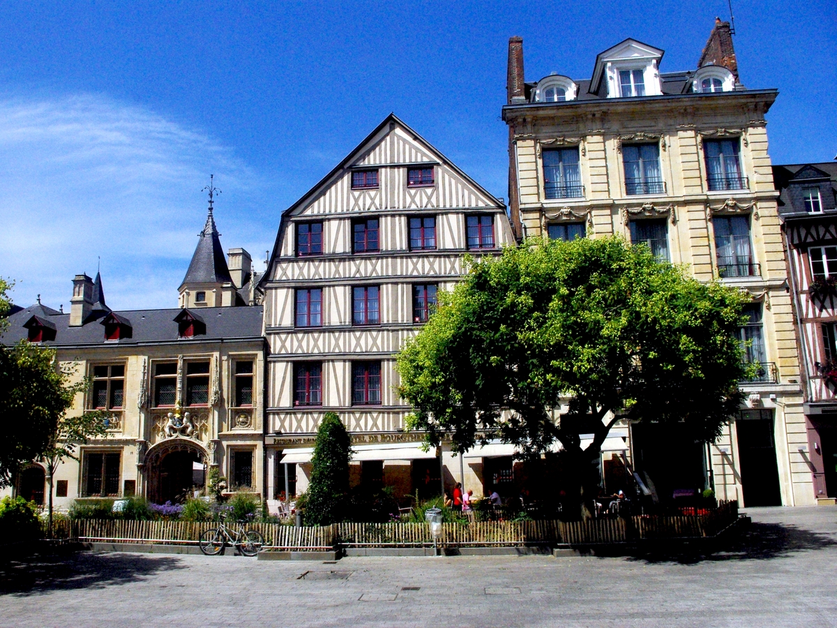 Place de la Pucelle and Hôtel de Bourgtheroulde © French Moments