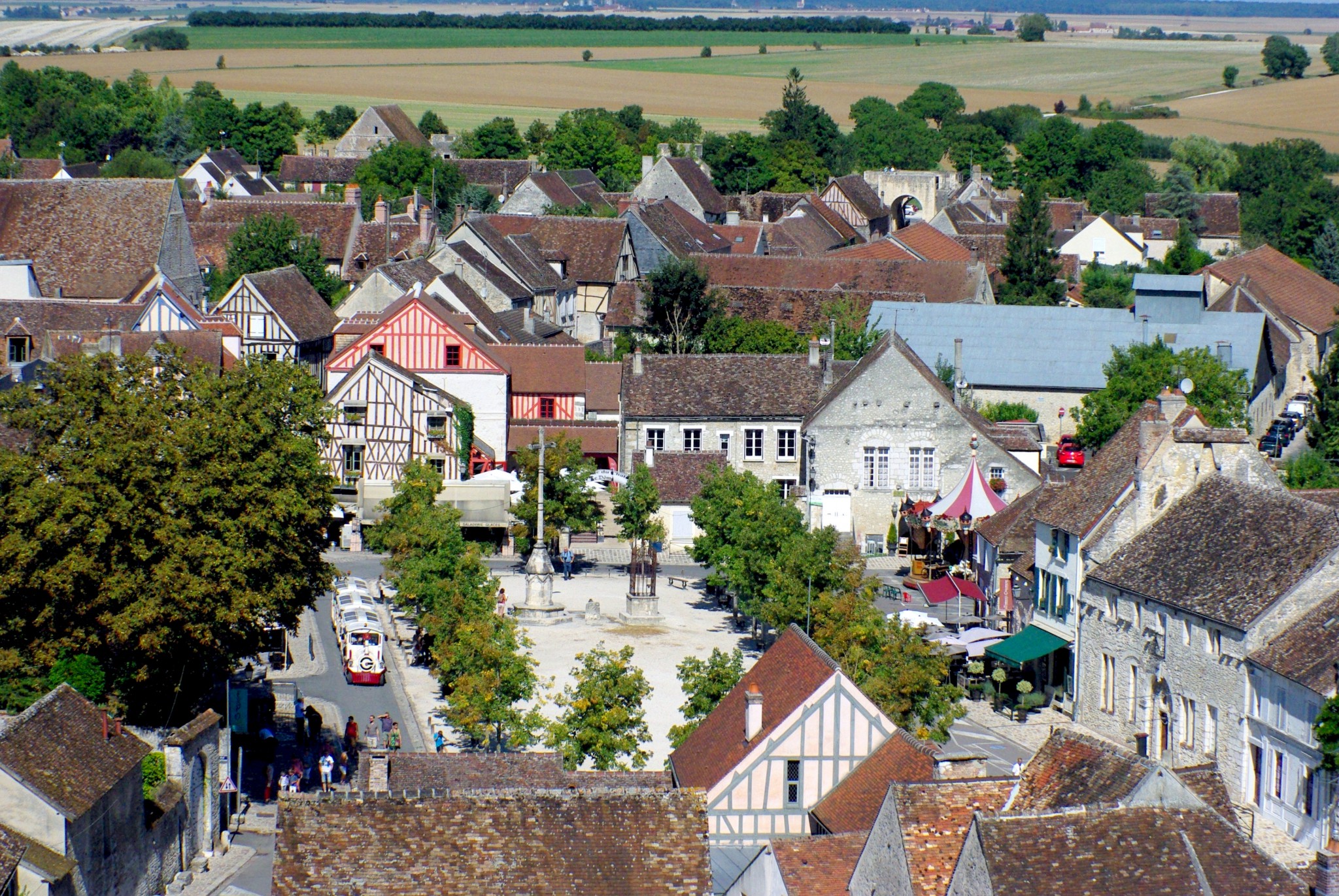 Provins Place du Châtel © French Moments