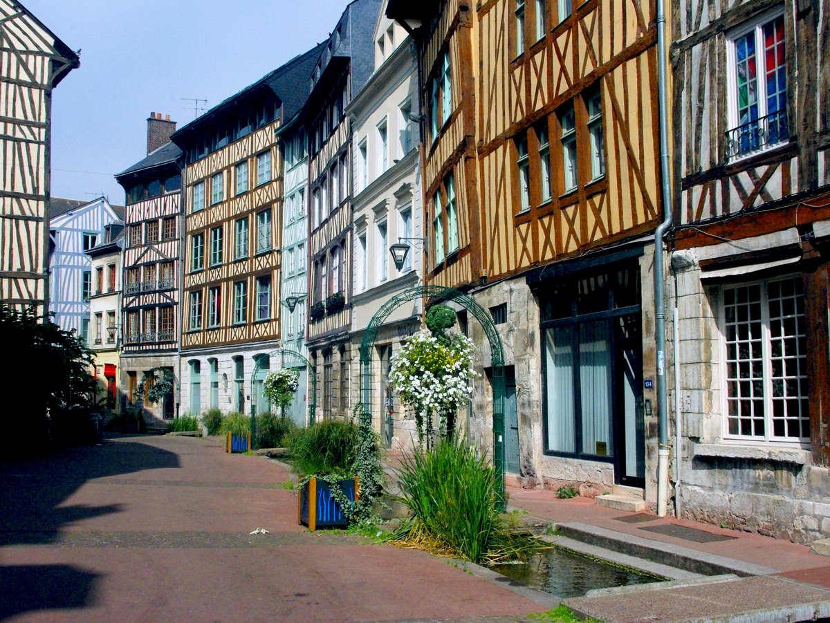 Rue Eau-de-Robec, Rouen © French Moments