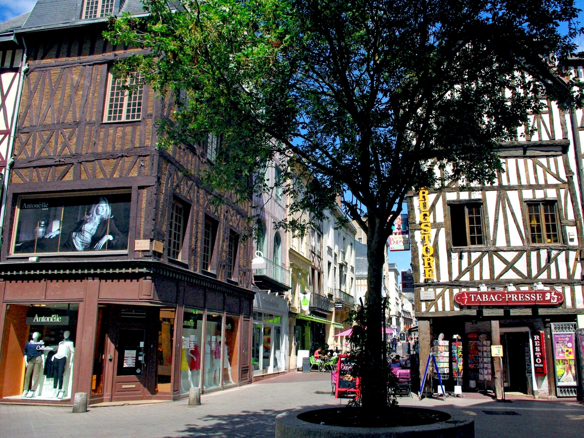 Walking in the old town of Rouen: Rue Ganterie © French Moments