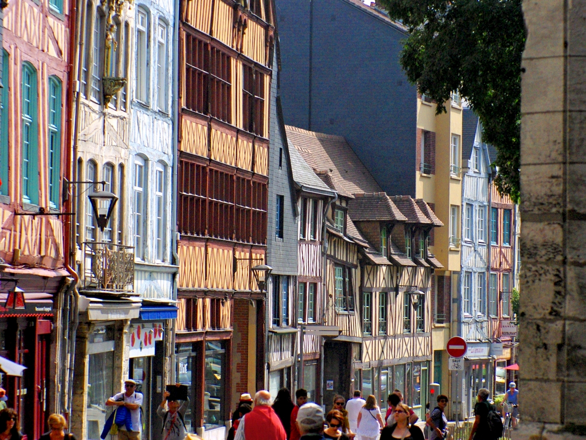 Walking in the old town of Rouen: Rue Martainville © French Moments