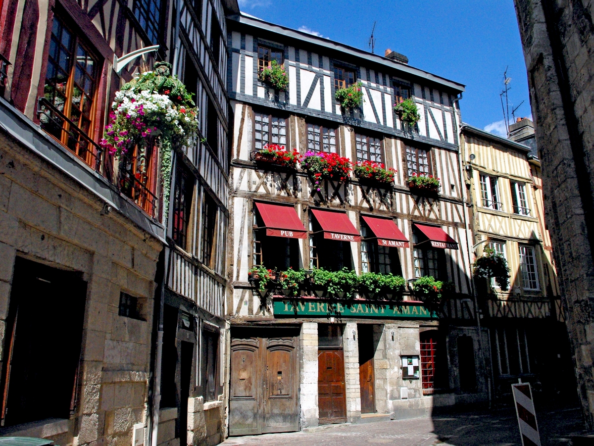 Walking in the old town of Rouen: Rue Saint-Amand © French Moments
