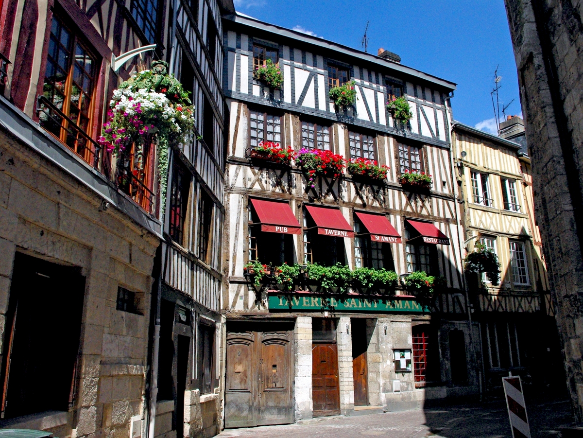 Rue Saint-Amand, Rouen © French Moments