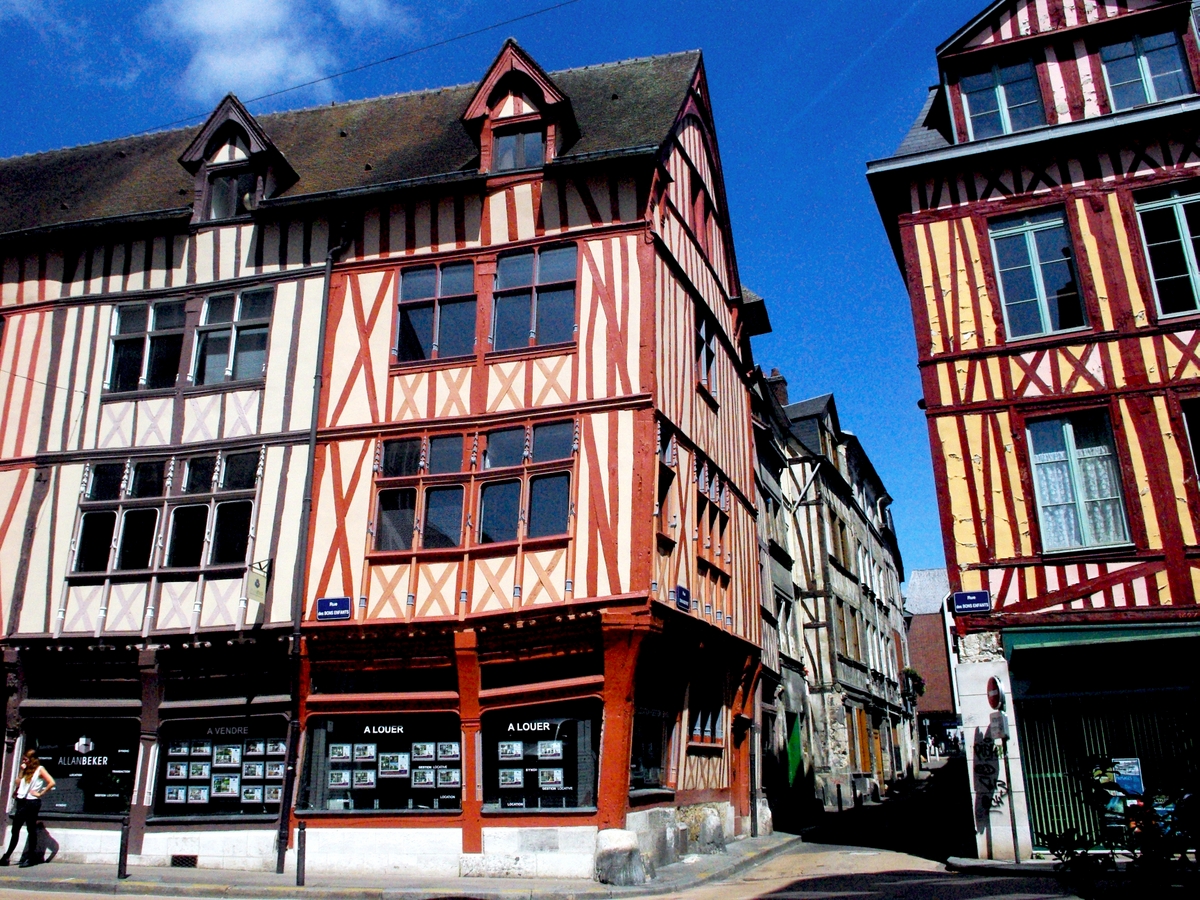 Walking in the old town of Rouen: Rue des Bons Enfants © French Moments