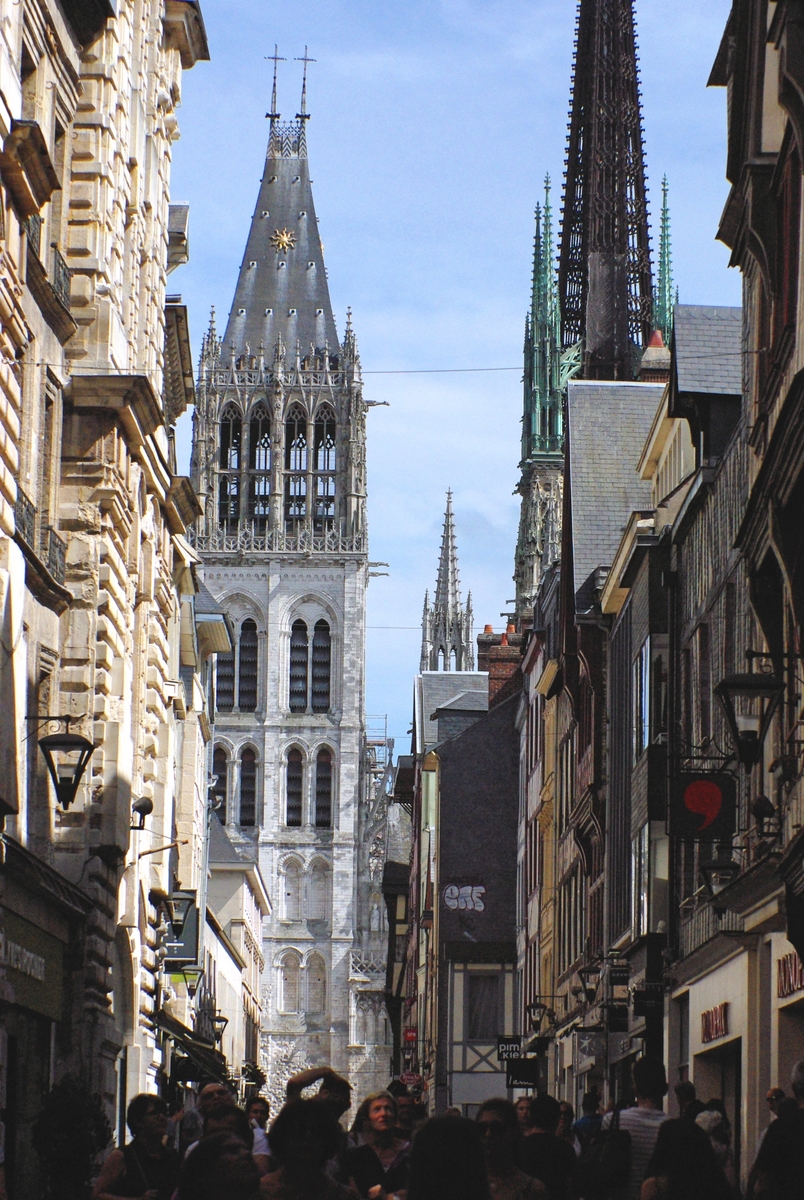 Tour Saint-Romain seen from Rue du Gros Horloge copyright French Moments