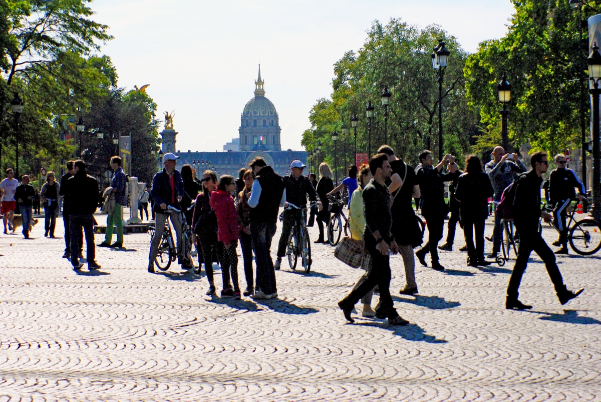 Avenue des Champs-Élysées by @laparisienne09 via : kings_hdr