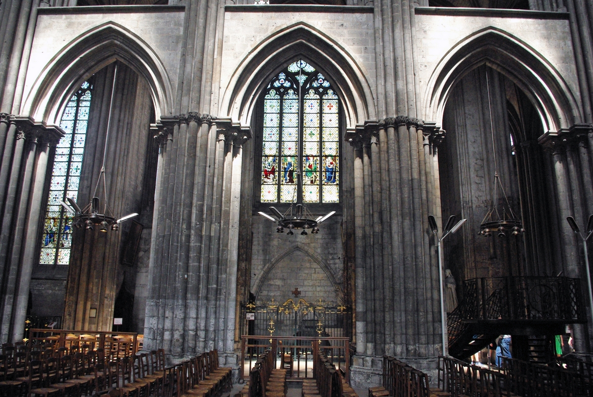 Pointed arches of the nave © French Moments