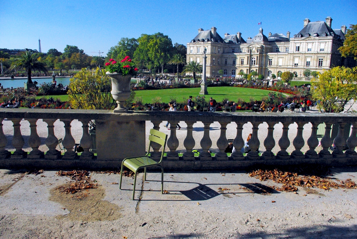 Luxembourg Palace from the garden © French Moments