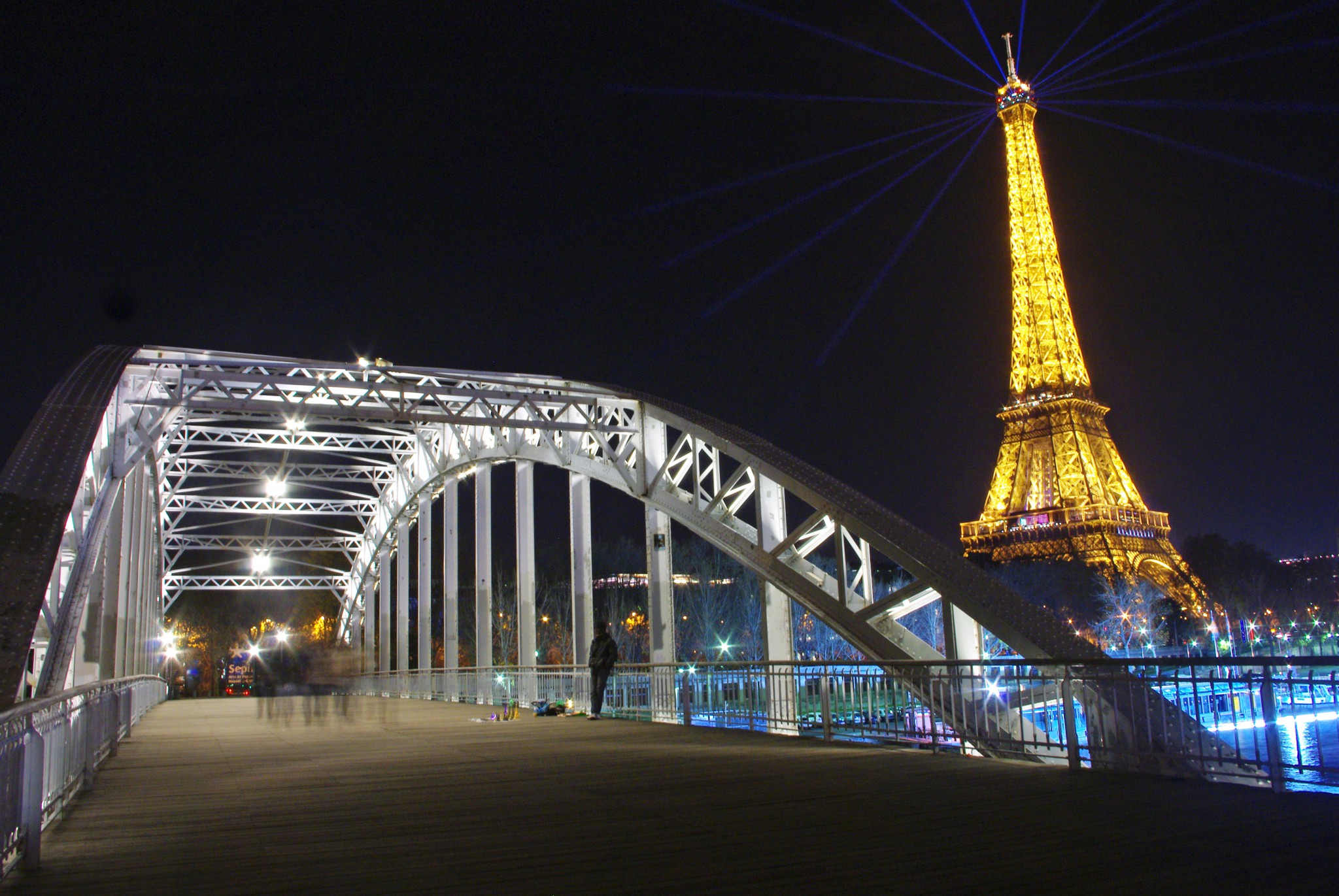 The Eiffel Tower by night - French Moments