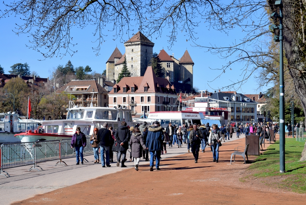 Quai Napoléon III and Annecy Castle © French Moments