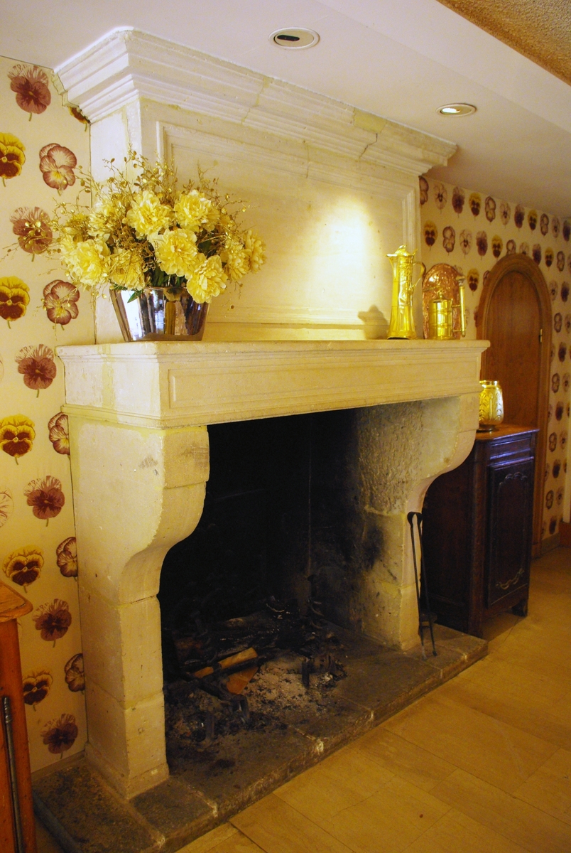 Fireplace in the cosy hotel of Cazaudehore (Saint-Germain-en-Laye) © French Moments