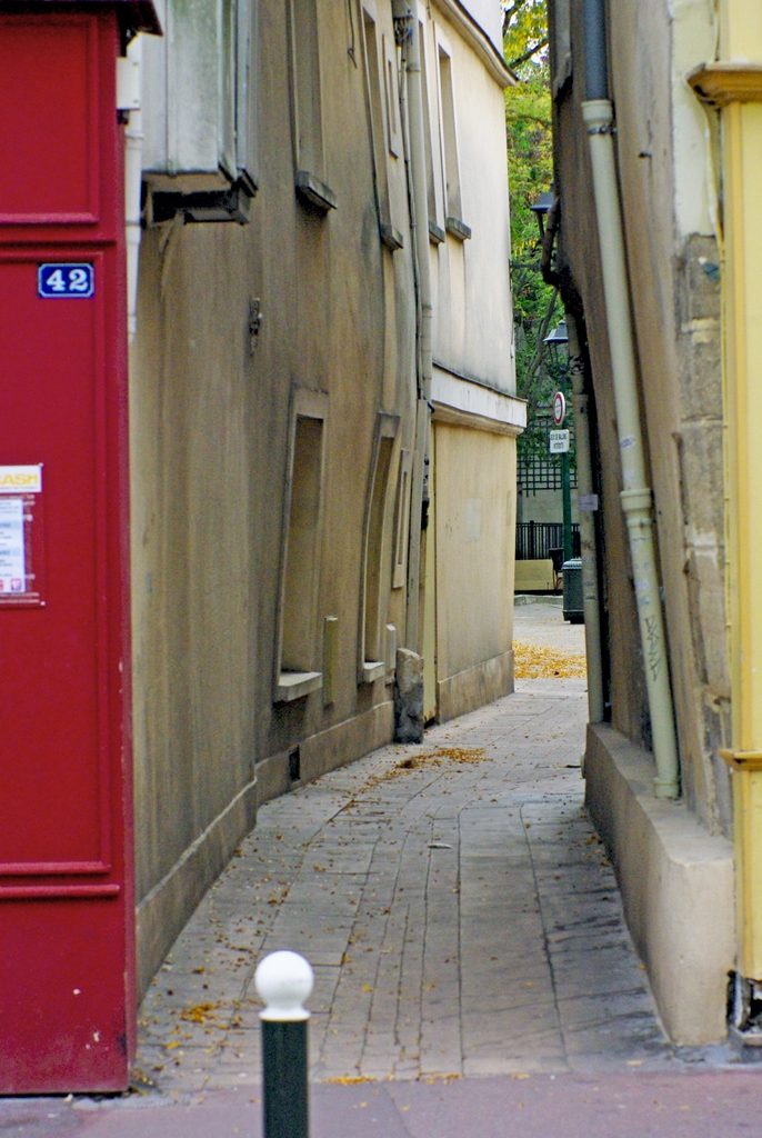 The narrow passage of Cour Larcher, Saint-Germain-en-Laye © French Moments