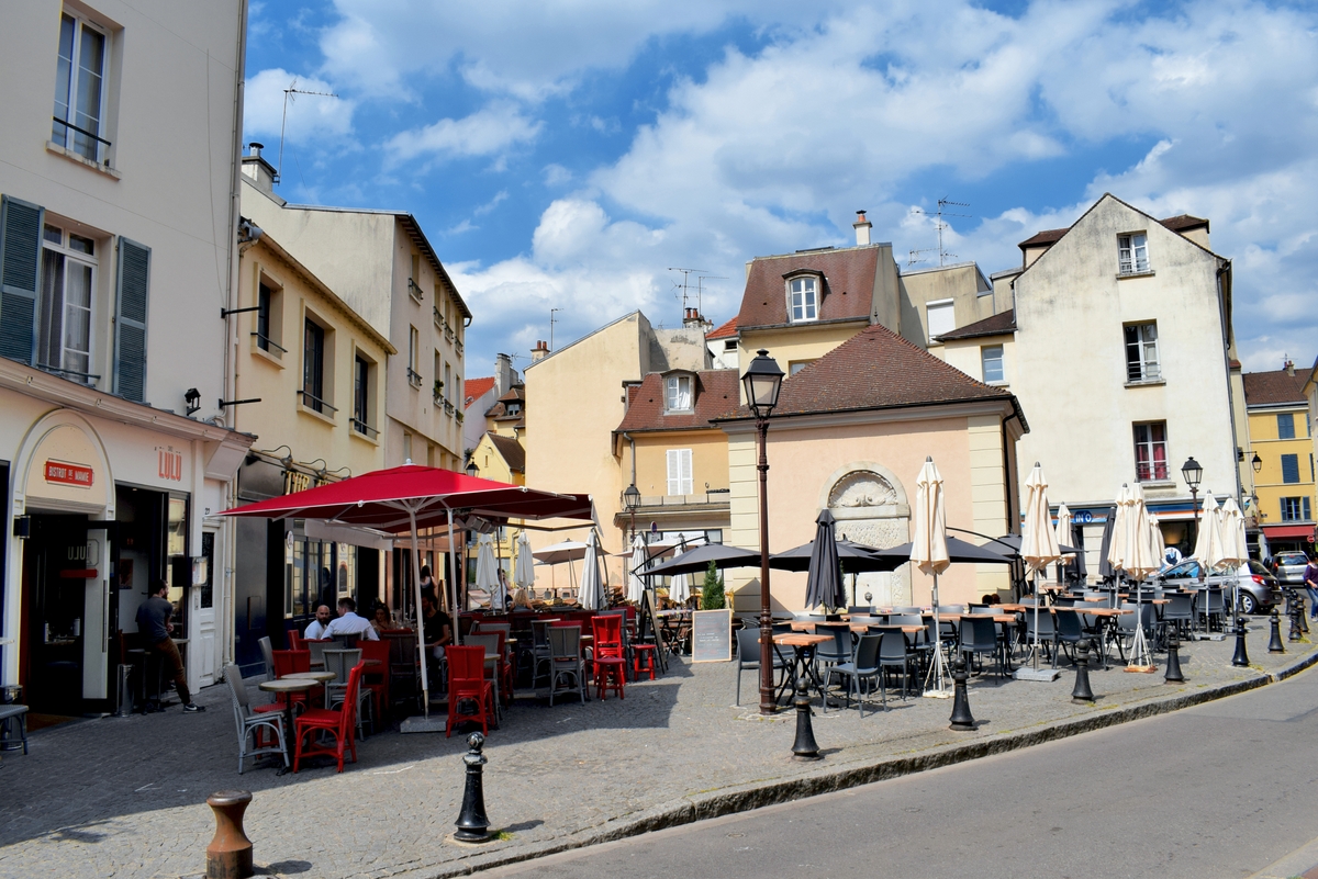 Place Saint-Pierre, Saint-Germain-en-Laye © French Moments