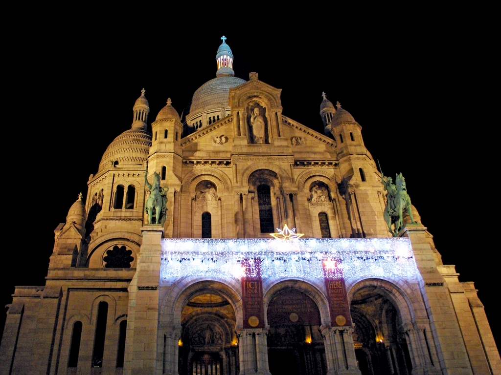 Nativity Scene at Sacré-Cœur Montmartre Christmas © French Moments