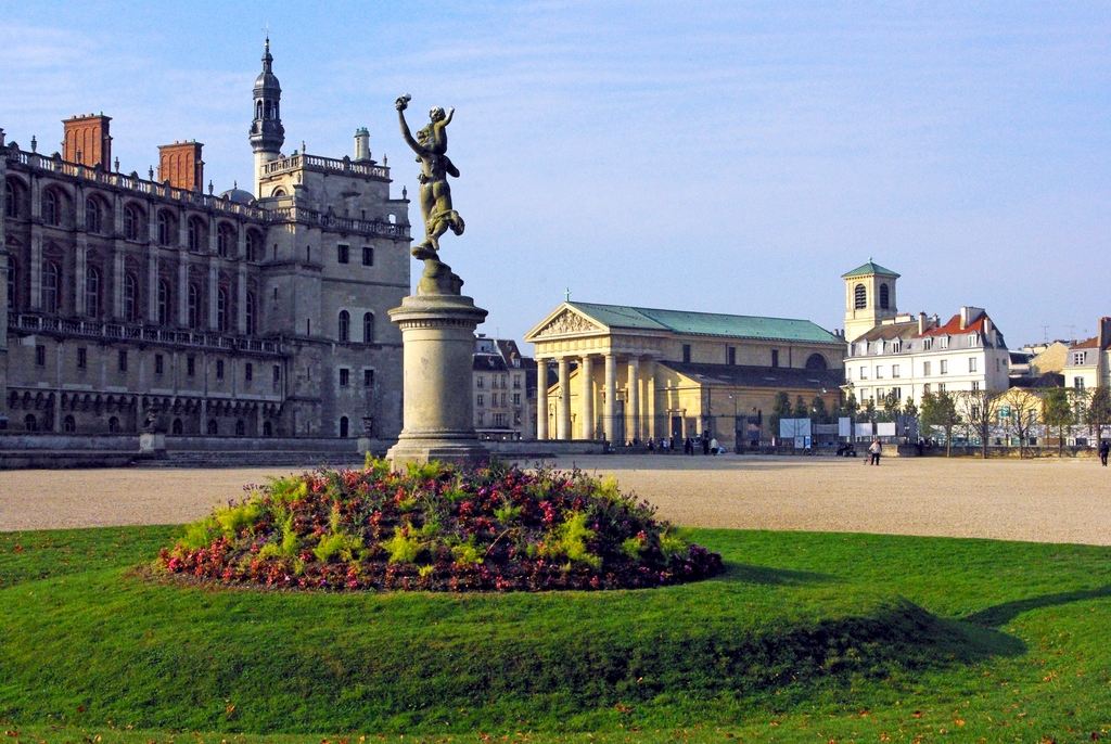 Statue de l'Amour et la Folie, Saint-Germain-en-Laye © French Moments