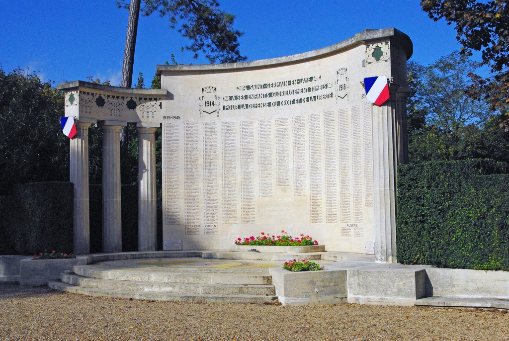 War Memorial in the gardens of Saint-Germain-en-Laye © French Moments