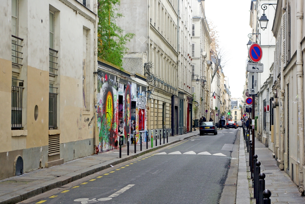Rue Verneuil seen from rue des Saints-Pères marking the limit between the 6th and 7th arrts. © French Moments