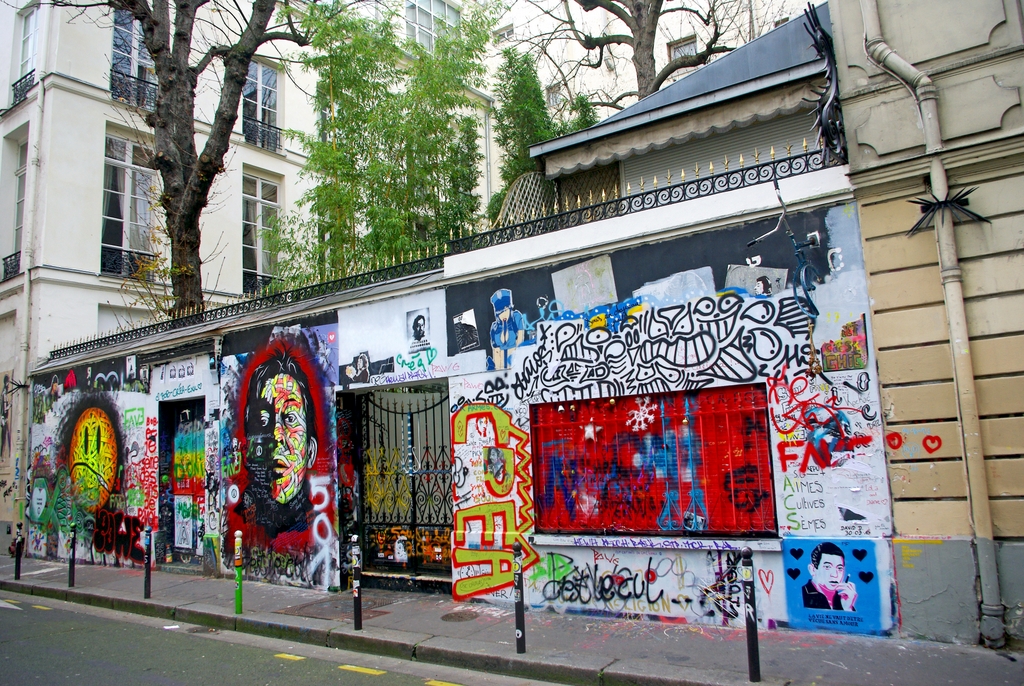 The outer wall of Serge Gainsbourg's house covered with graffiti © French Moments