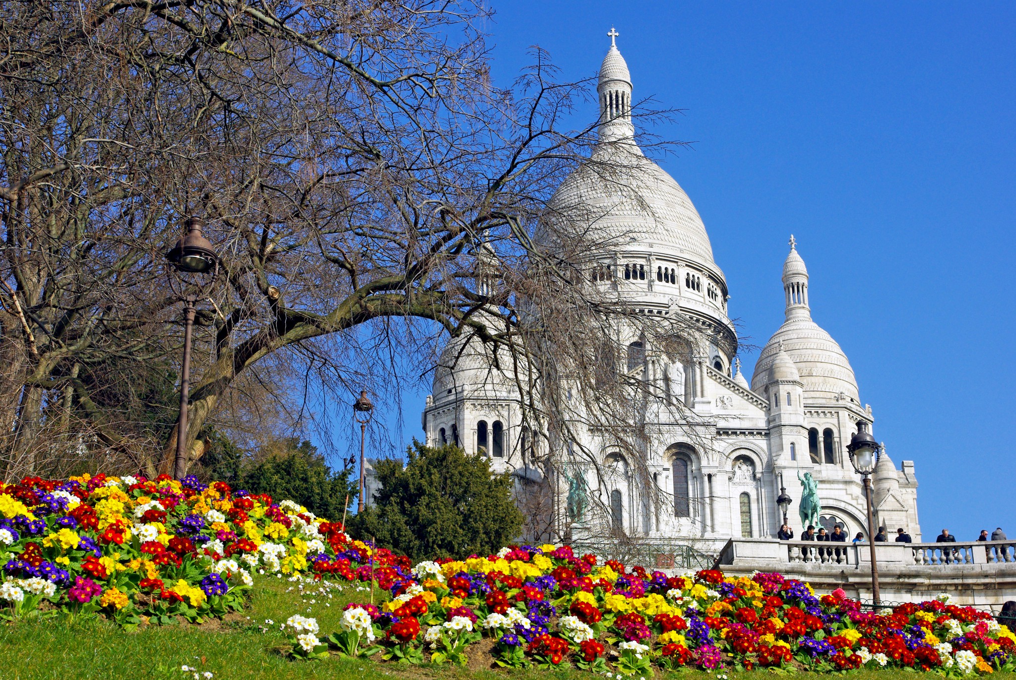 Spring sunny day in Montmartre © French Moments