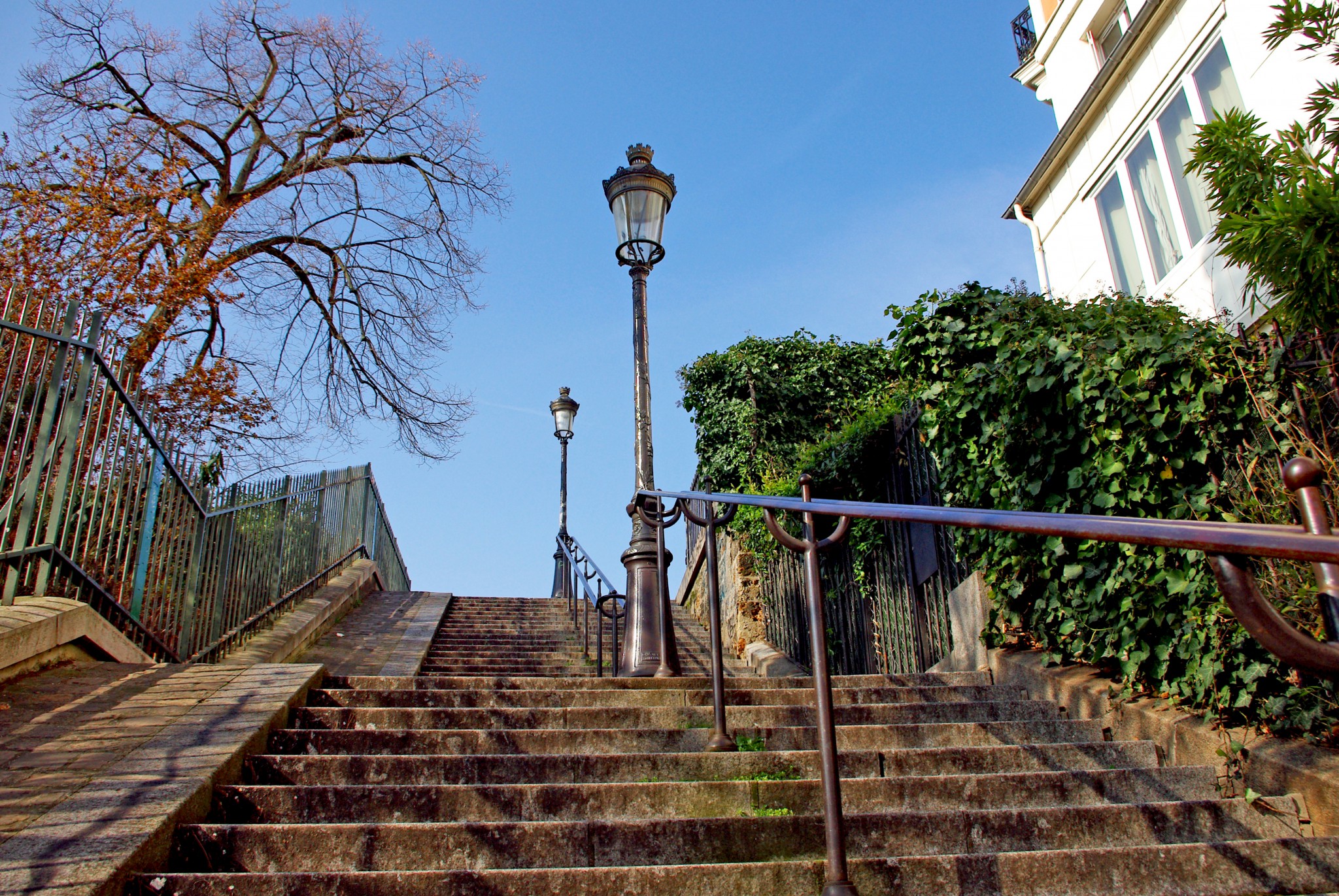The stairs of rue Maurice Utrillo leading to the Sacré-Cœur, Montmartre © French Moments