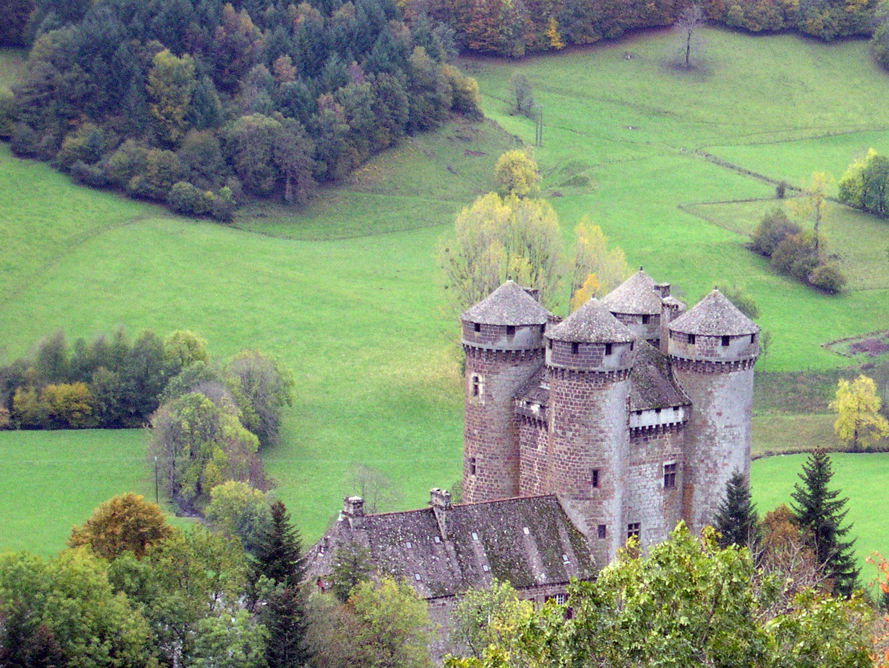 Anjony Castle by Béa (Wikipedia Common - Public Domain)