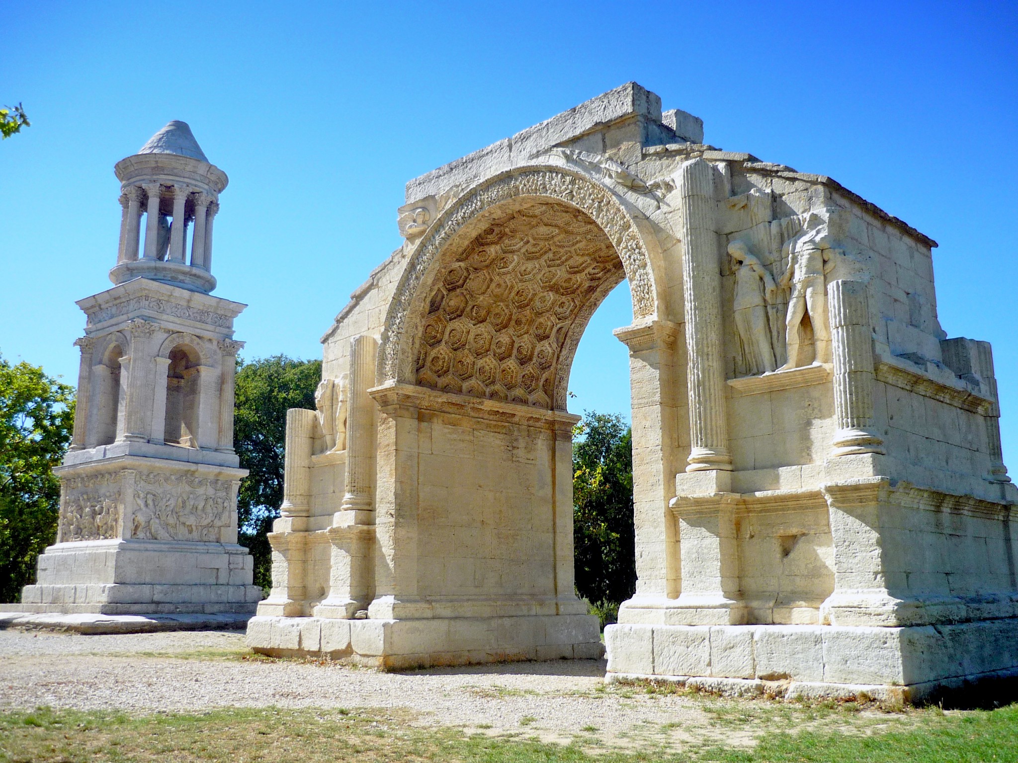 The Roman ruins of Les Antiques in Saint-Rémy-de-Provence © French Moments