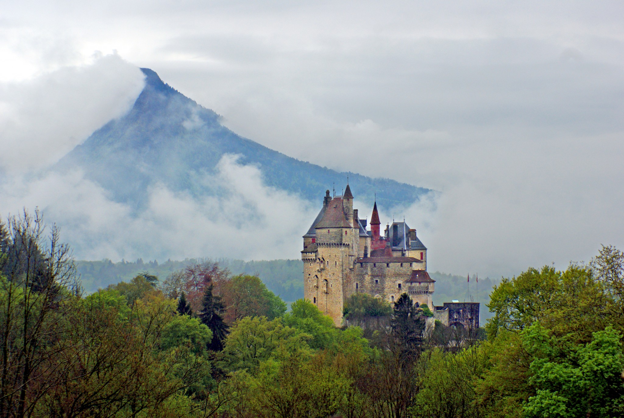 The fairy-tale castle of Menthon in the haze © French Moments